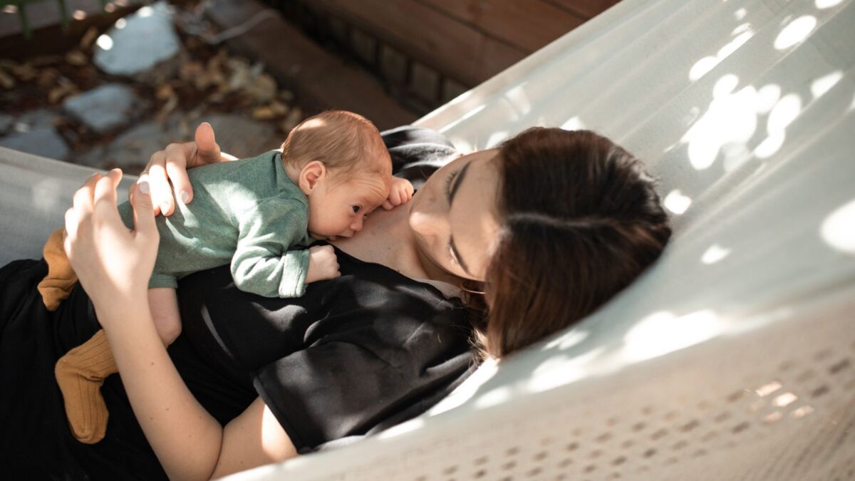Baby im Sommer: So schützt du dein Neugeborenes