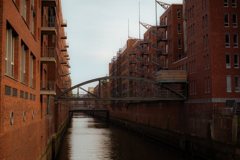 historia hamburg - Scenic view of Hamburg's Speicherstadt with historic brick warehouses and canal.