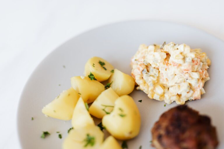 Omas warmer Kartoffelsalat mit einem Hauch der Türkei: Traditionelles Rezept mit türkischem Twist!